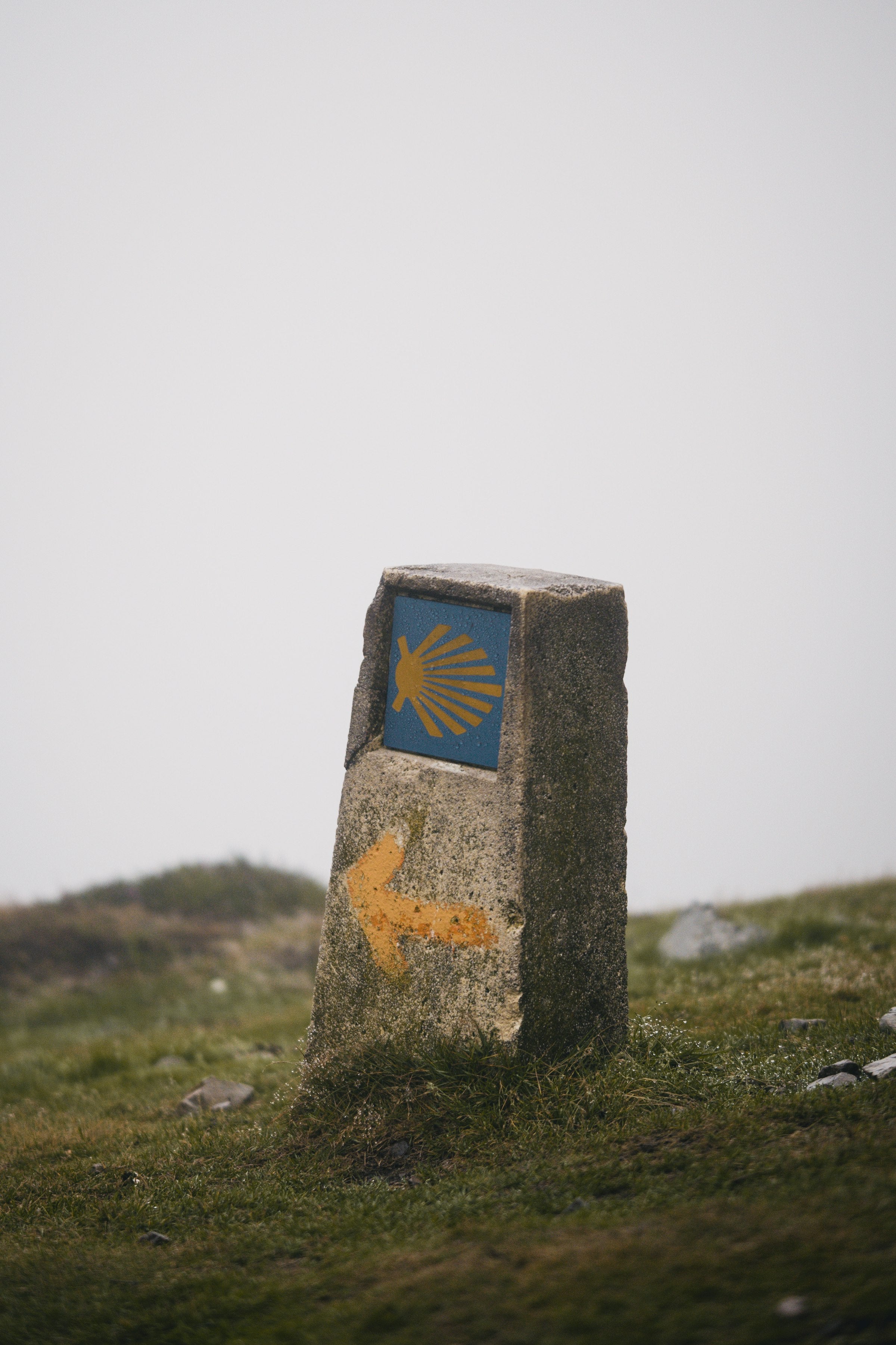 Mojón del Camino de Santiago con la flecha amarilla