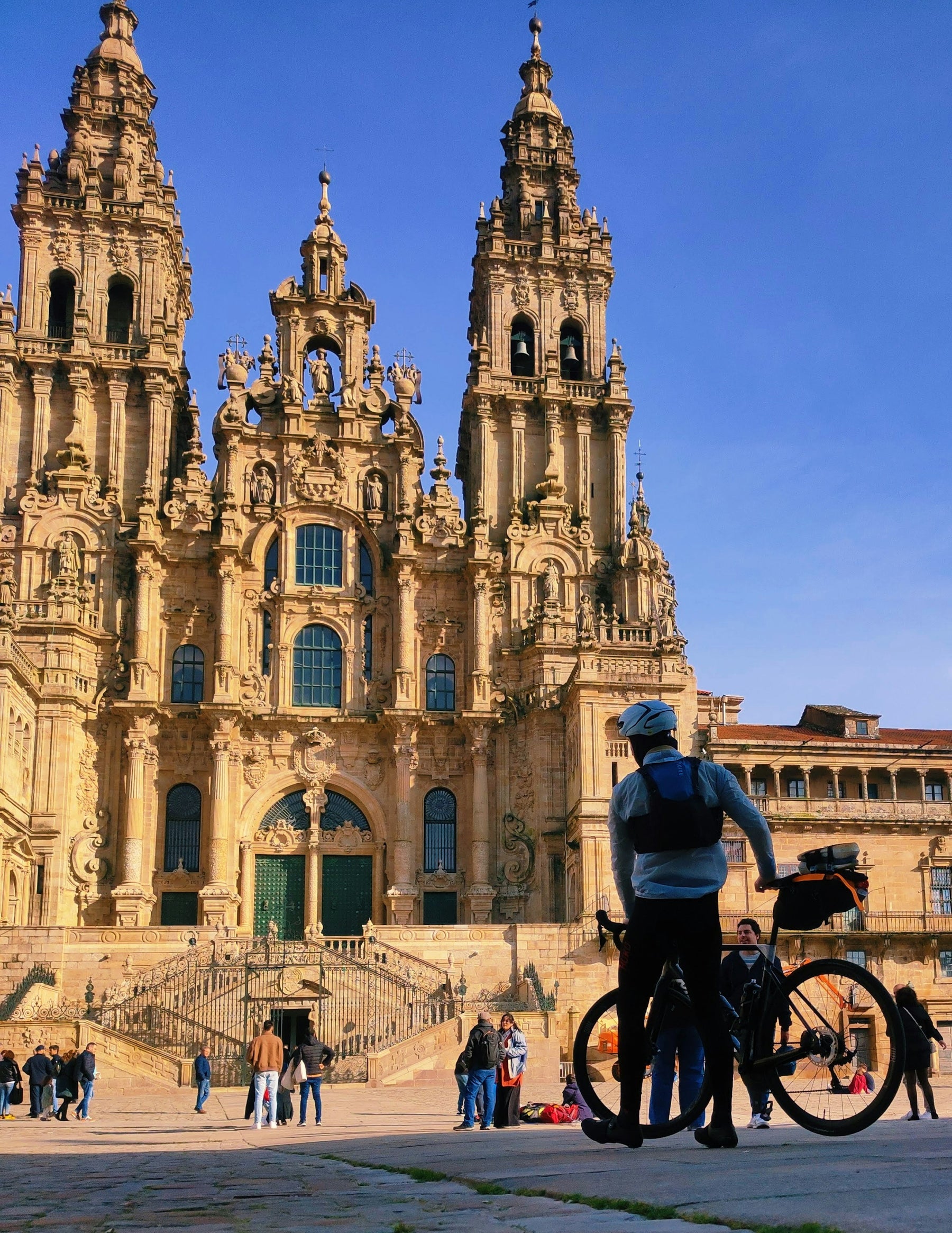 Peregrinos llegando a la Praza do Obradoiro, Santiago de Compostela