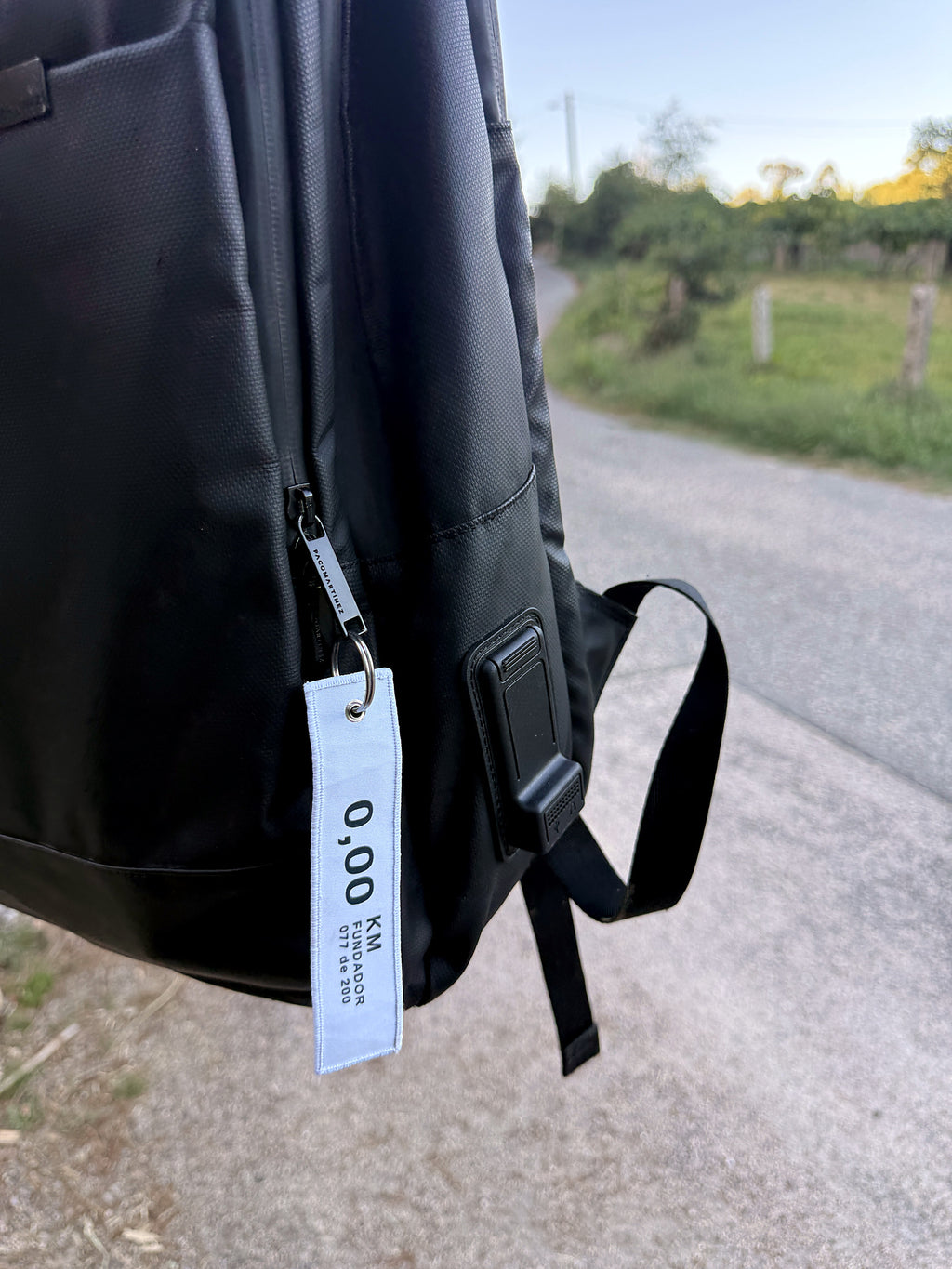 Tag Waymino colgado de una mochila en el Camino de Santiago