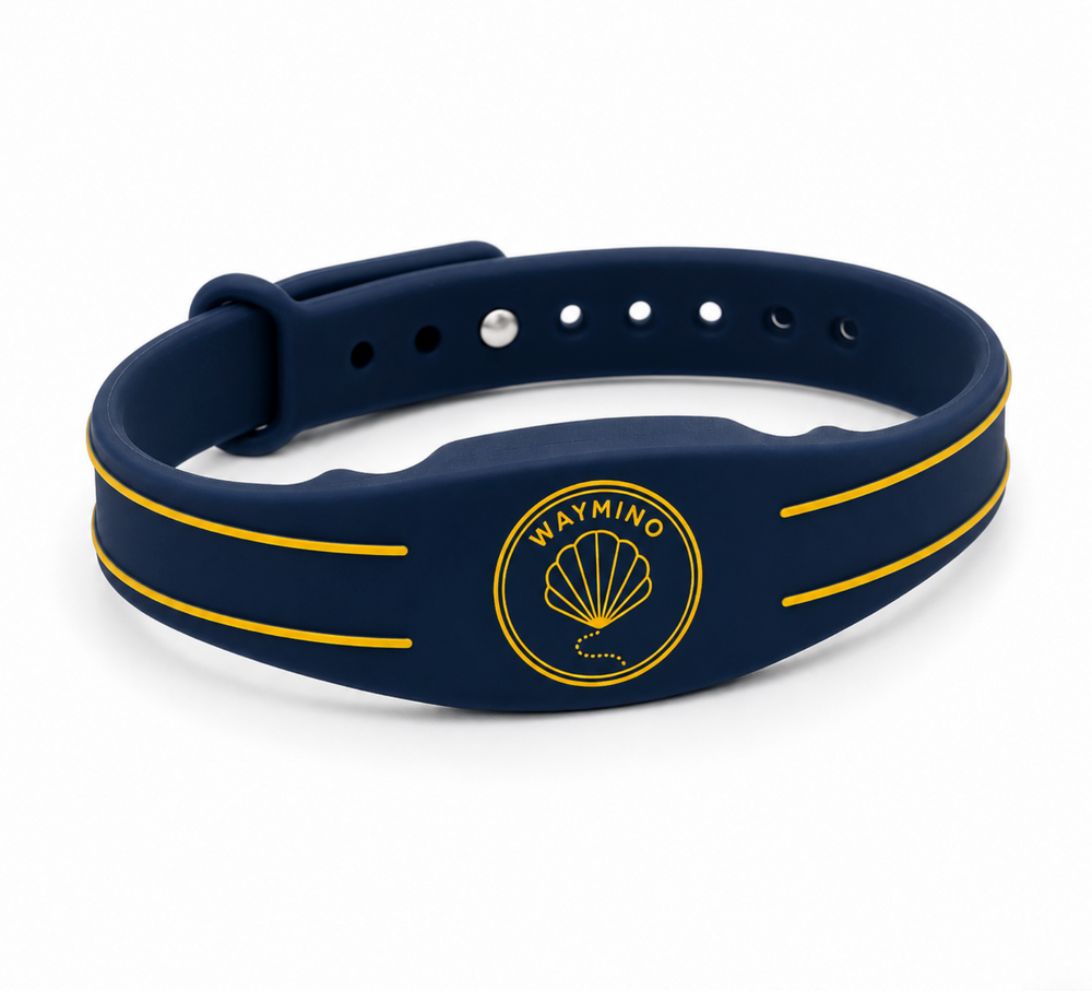 Pulsera Waymino de silicona azul marino con el sello dorado grabado
